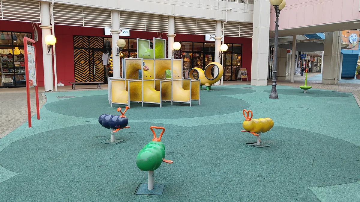 BIG HOPの屋外の遊び場の遊具