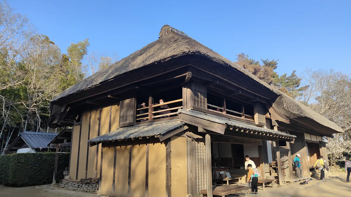 房総のむらに再現された茅葺き屋根の農家