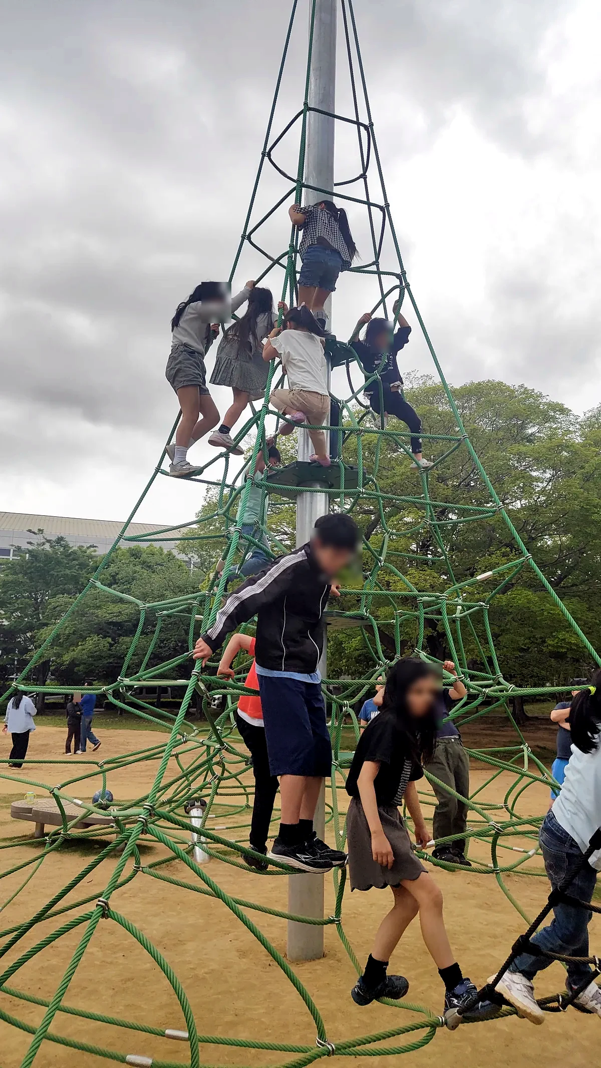 ロープのクライミング遊具