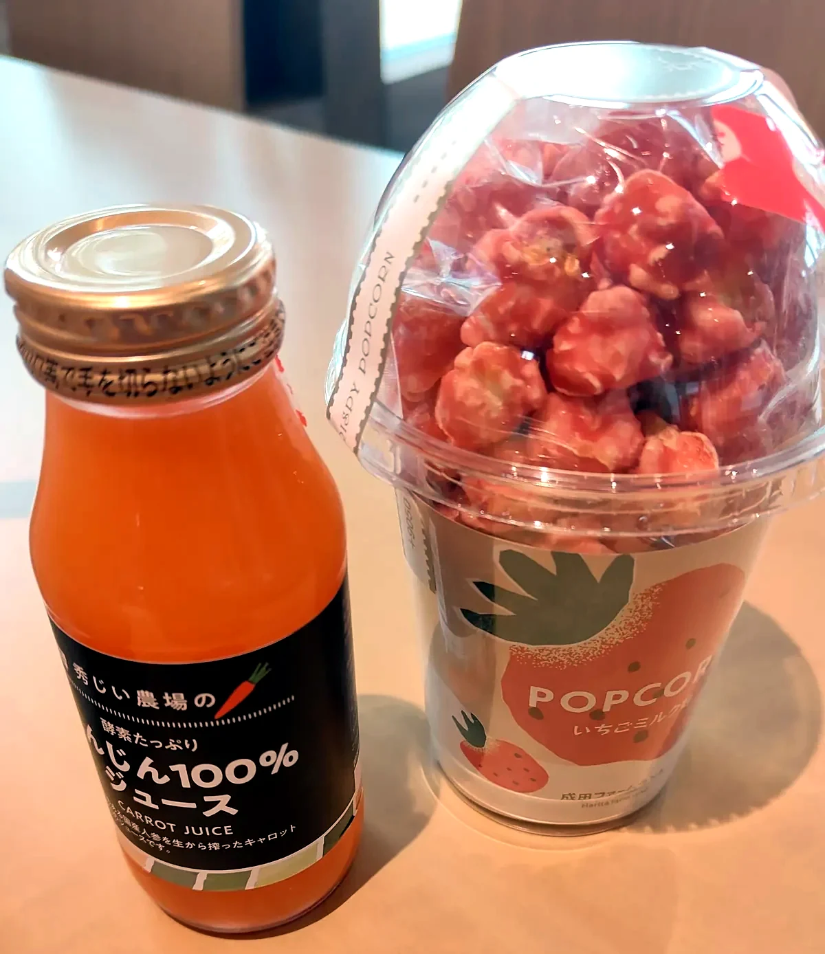直売所で買った人参ジュースとポップコーン