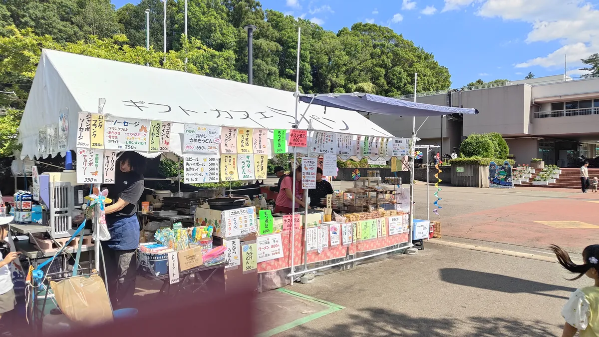 入口で軽食を売っているテント